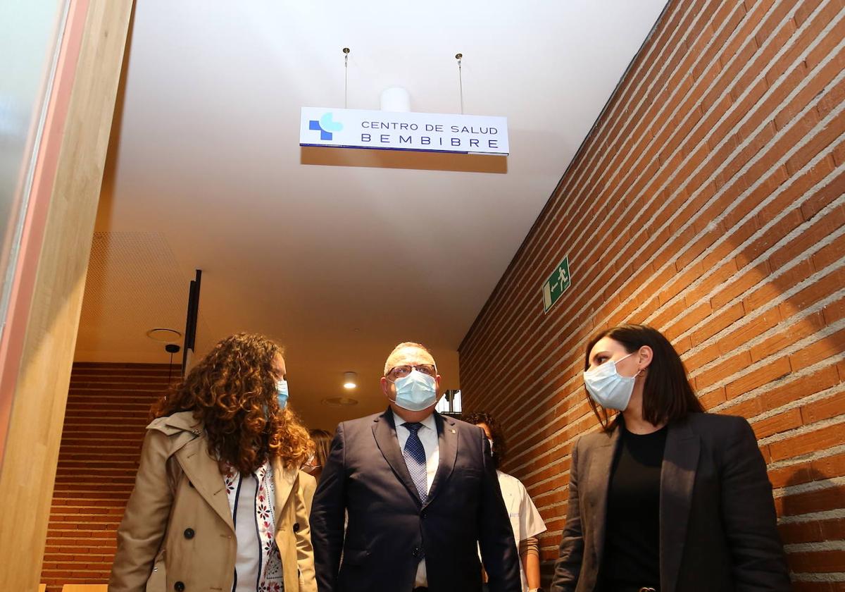 El consejero de Sanidad visita el Centro de Salud de Bembibre