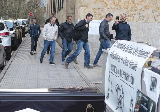 Los acusados llegan a los juzgados donde hay colocado un atúd y cinco cuerpos tapados por sábanas.