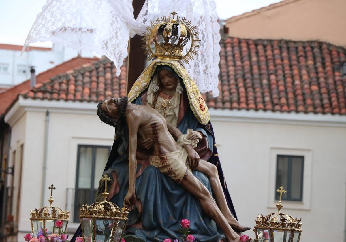 La Madre Dolorosa, en su procesión del Viernes de Dolores.