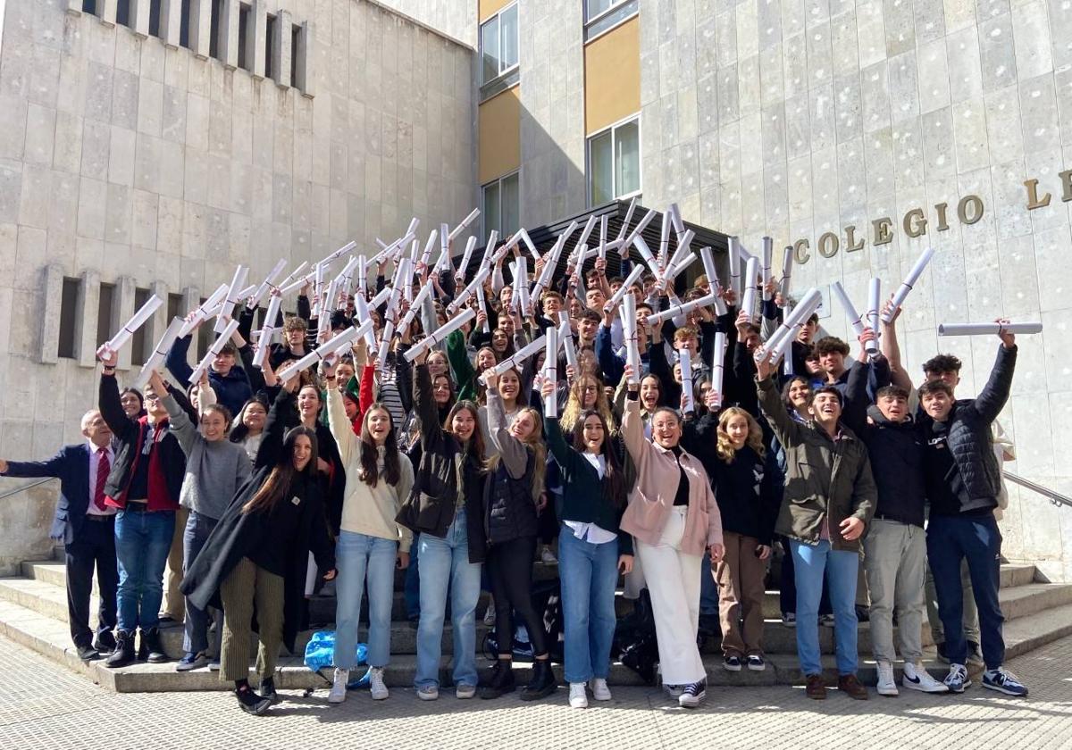 Los graduados del Leonés celebran haber completado el ciclo formativo.