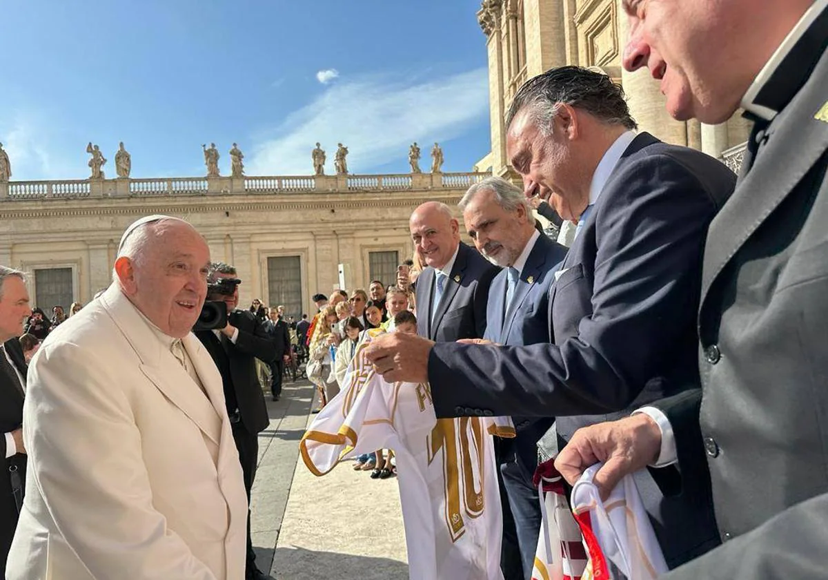 Representantes de la Cultural y Depotiva Leonesa, este miércoles, en la Plaza de San Pedro de Roma.