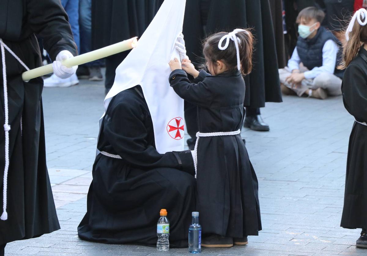 La Semana Santa de León regresa este Viernes de Dolores con la ebullución de los desfiles procesionales.