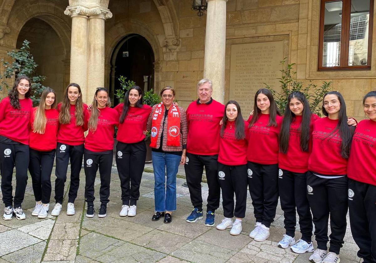 El equipo de Bembibre HC junto a Susana Folla en la Diputación de León.