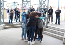 Las familias de los fallecidos se funden en un abrazo ante los aplausos de mineros y amigos.