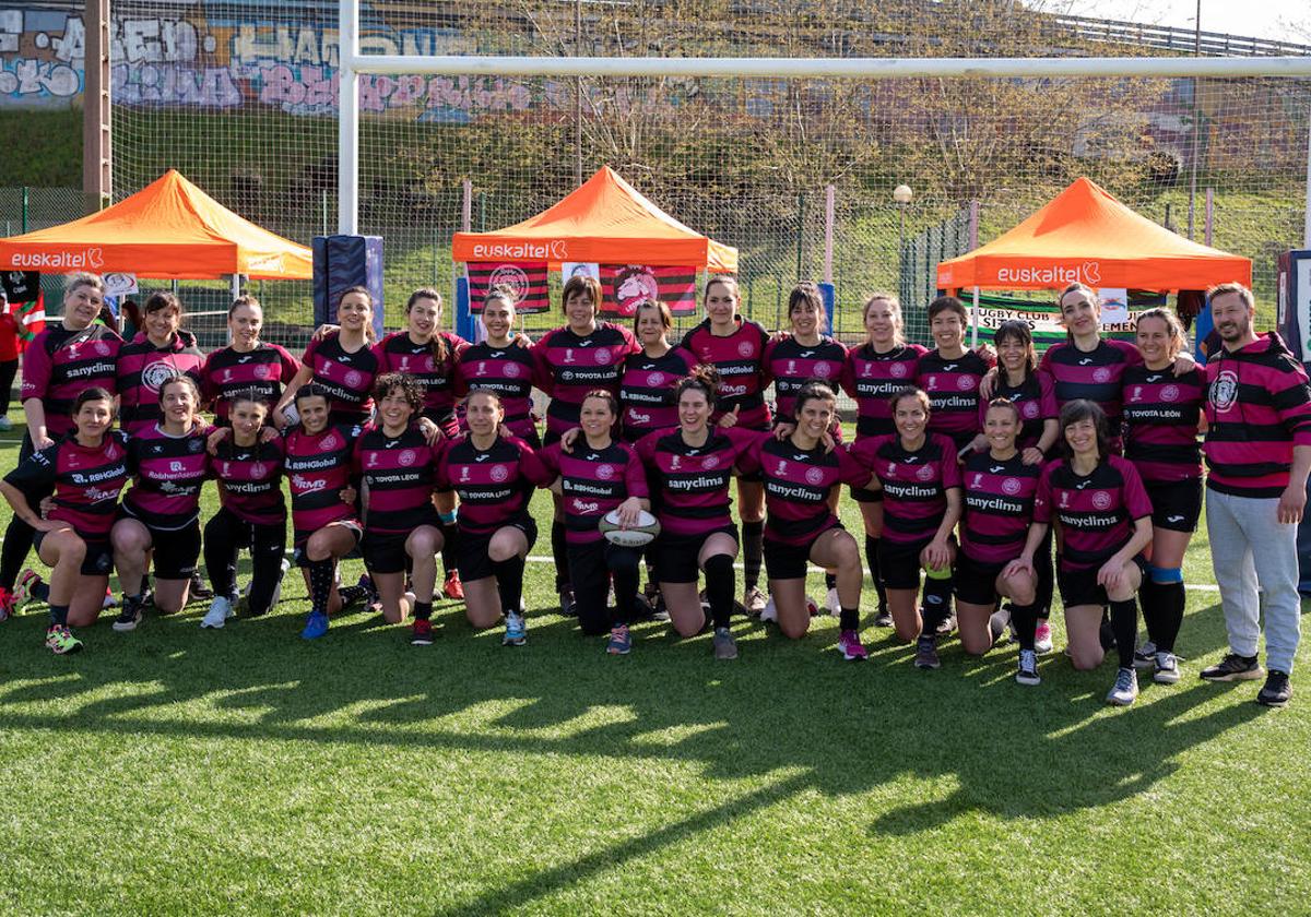 Las madres del Rugby León, campeonas de España del Mater II.