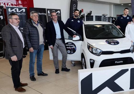 Entrega del coche Kia Picanto a la familia con la papeleta ganadora.