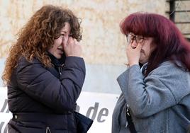Familiares y amigos de las víctimas se concentran a la puerta de los juzgados de León