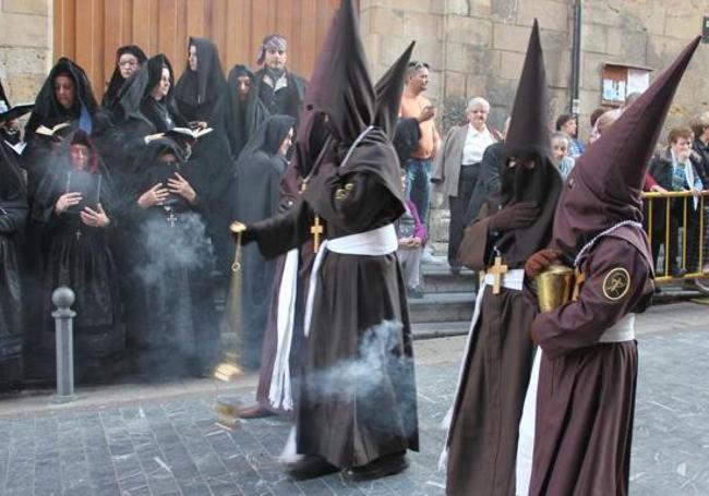 Un grupo de papones durante un acto procesional.