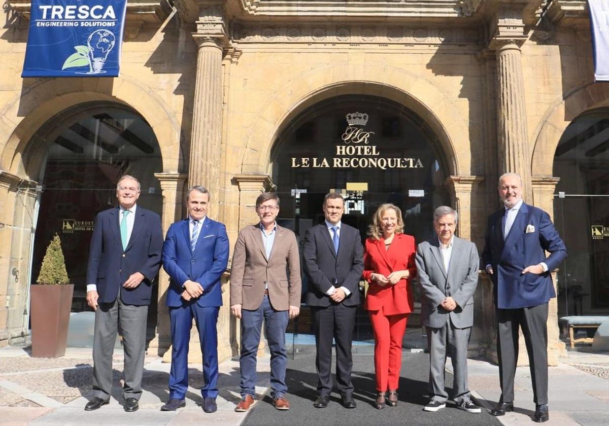 Foto de familia previa al acto celebrado por Tresca en el Hotel de La Reconquista en Asturias.