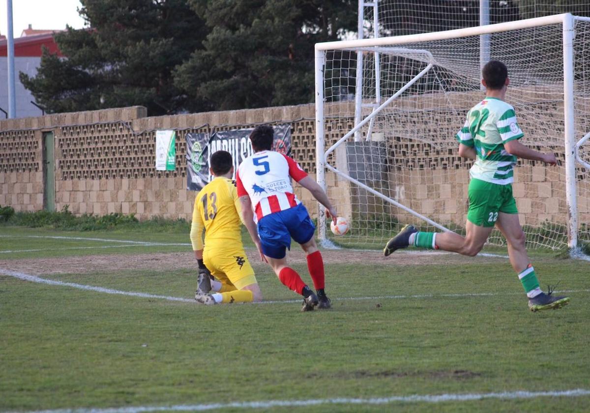 Vázque anota el primer gol del encuentro para La Virgen del Camino.