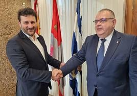 El alcalde de Villaquilambre, Manuel García y el consejero de Sanidad, Alejandro Vázquez