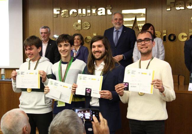 Hugo Pérez Salas, primero por la derecha, leonés que participará en ela Olimipiada Internacional de Biología.