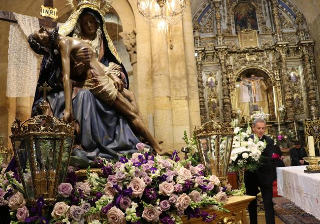 El presidente de la Cámara de Comercio entrega un ramo de flores a la Morenica.