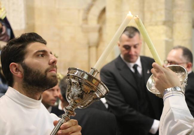 Monaguillos de la parroquia encienden sus velas.