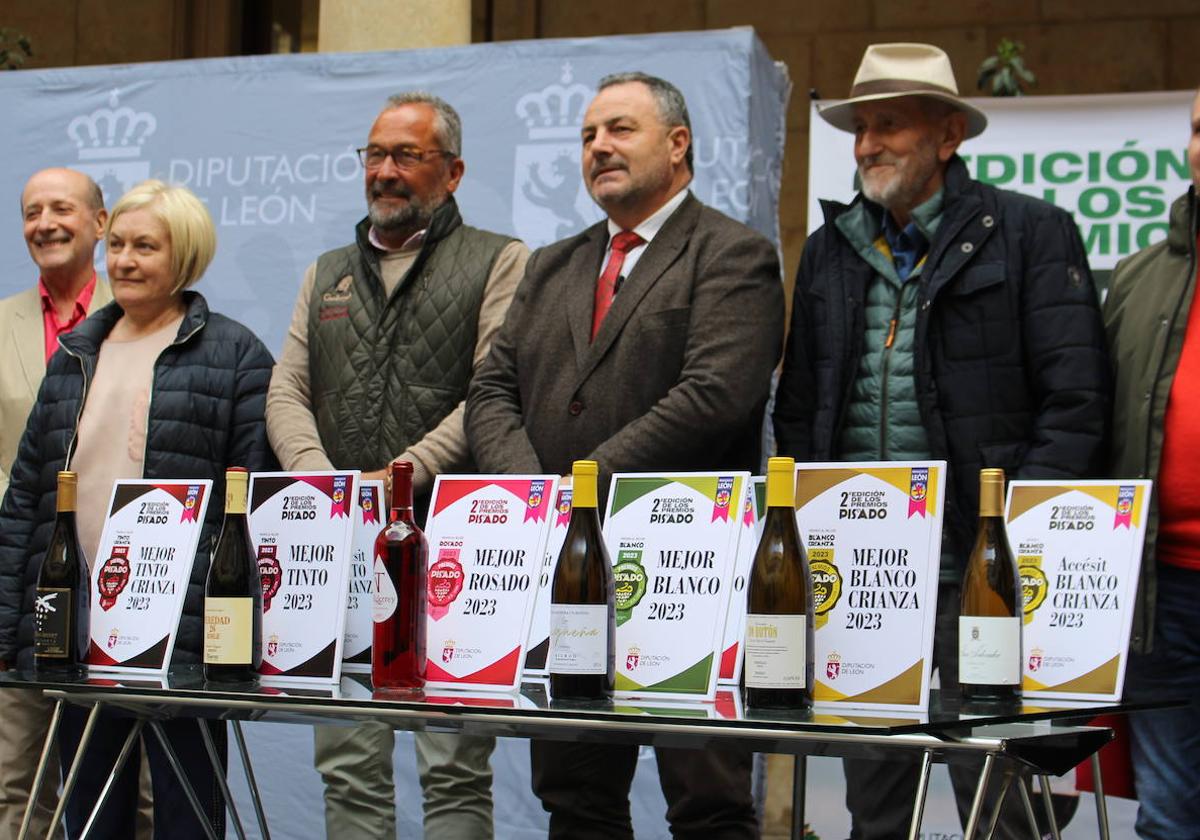 Eduardo Morán y Matías Llorente entregan los diplomas a las bodegas ganadoras de los II Premios Pisado.