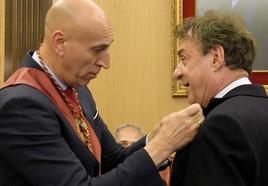 El alcalde de León impone la banda, medalla e insignia al nuevo concejal del Ayuntamiento.