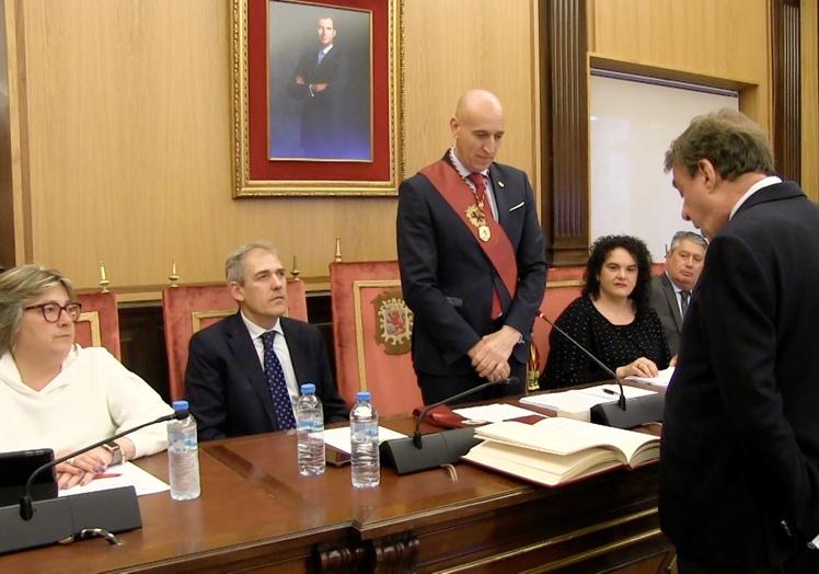 García Prieto, en el momento de tomar posesión como nuevo concejal del Ayuntamiento de León.