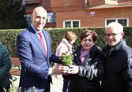 El alcalde, José Antonio Diez, reparte plantas en la inauguración de la ampliación del parque Juan Morano.