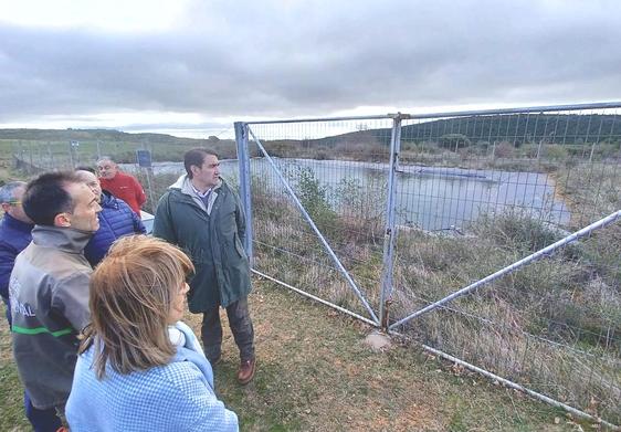 El consejero de Medio Ambiente, Vivienda y Ordenación del Territorio, Juan Carlos Suárez-Quiñones, ha visitado hoy en el término municipal de Brazuelo.