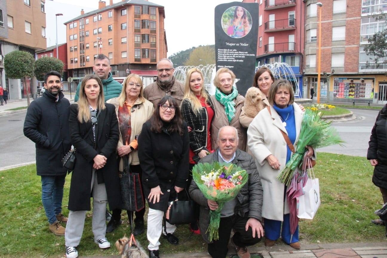 Inauguración del monolito en recuerdo a la periodista fallecida.