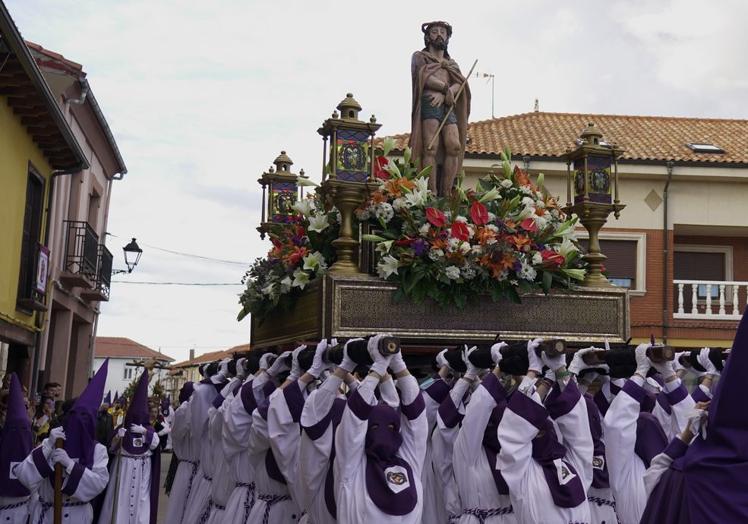 Imagen principal - Las procesiones toman Santa Marina del Rey en el 30 aniversario de su Cofradía del Ecce Homo