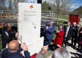 El secretario de Estado de Memoria Democrática, Fernando Martínez, con la concejala Evelia Fernández, el subdelegado del Gobierno, Faustino Sánchez, el poeta leonés Antonio Gamoneda y el secretario regional de UGT, Enrique Reguero