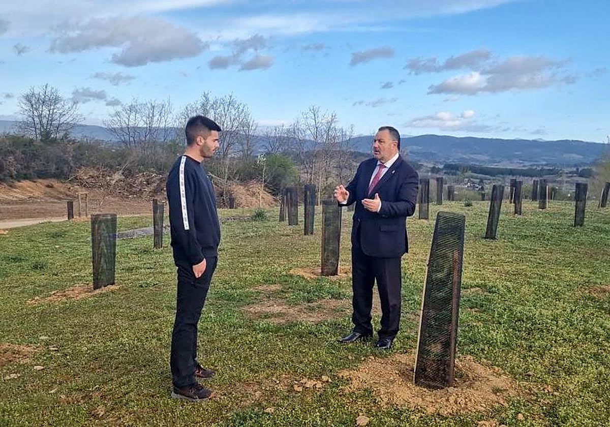 El alcalde de Camponaraya, Eduardo Morán y Yoel López, concejal de Deportes en el Bosque Olímpico.
