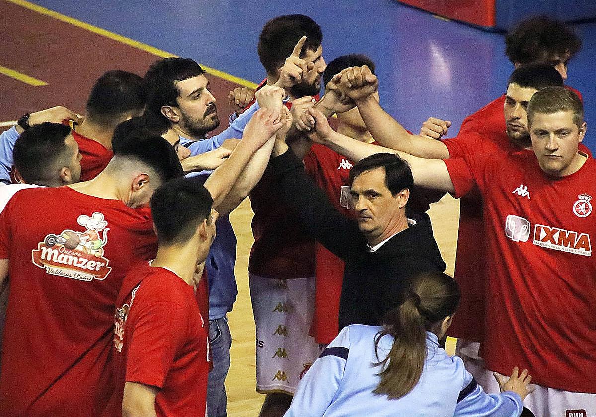 Losa jugadores se conjuran antes de un partido.