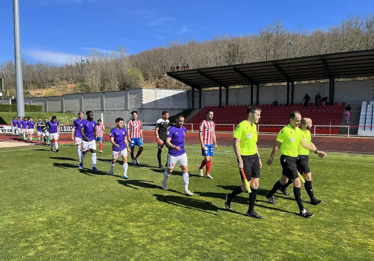 Los equipos saltan al terreno de juego.