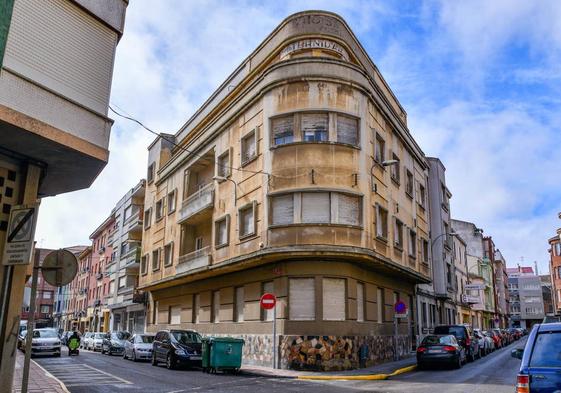 Imagen del edificio de la antigua Maternidad de La Bañeza.