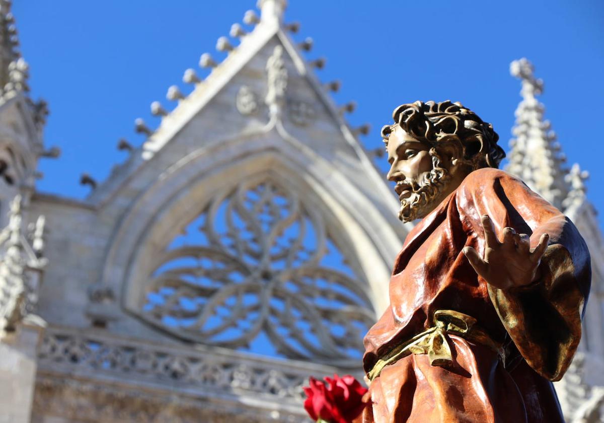 La Procesión del Cristo del Gran Poder a su paso por la Plaza de Regla, donde se concentró numeroso público.