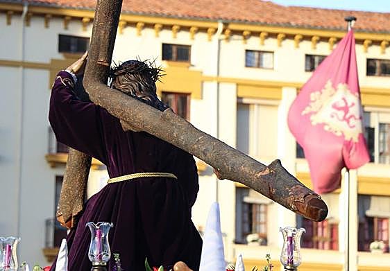 El Dainos avanza hacia el centro de León mientras los fieles entonan el Santo Rosario de la Buena Muerte.