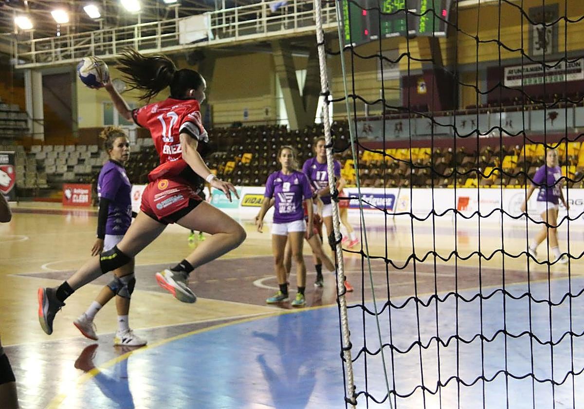 Una jugadora de balonmano lanza a portería.