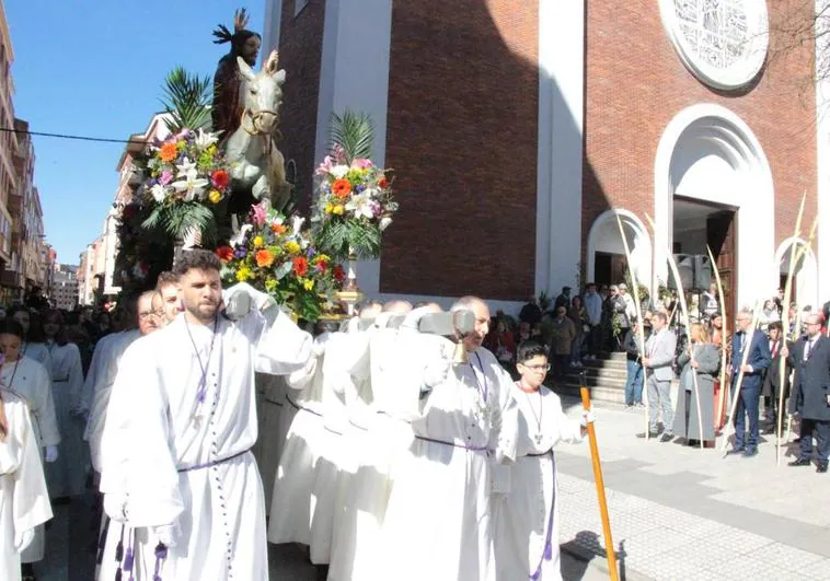 La borriquilla pasa por el centro de Ponferrada.