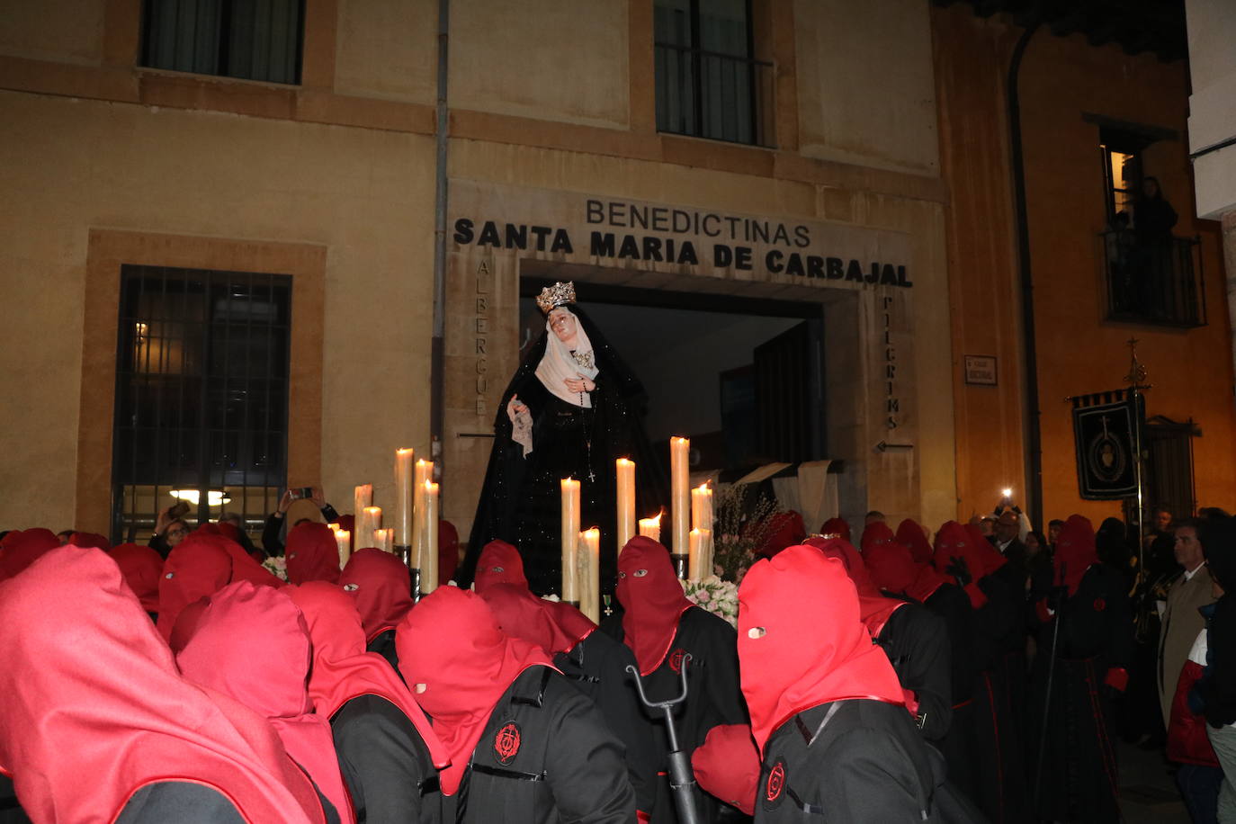 León se funde con la redención