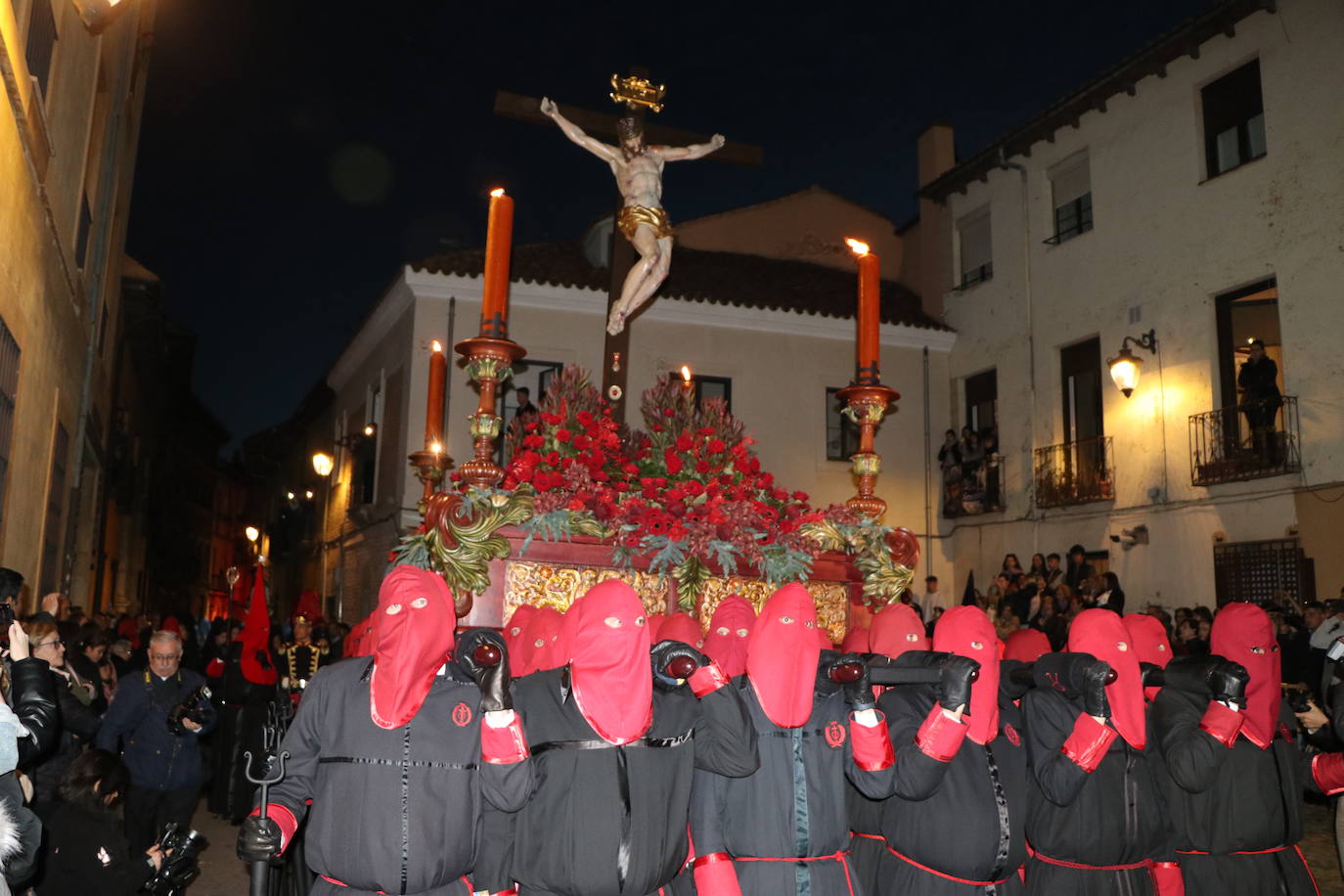 León se funde con la redención