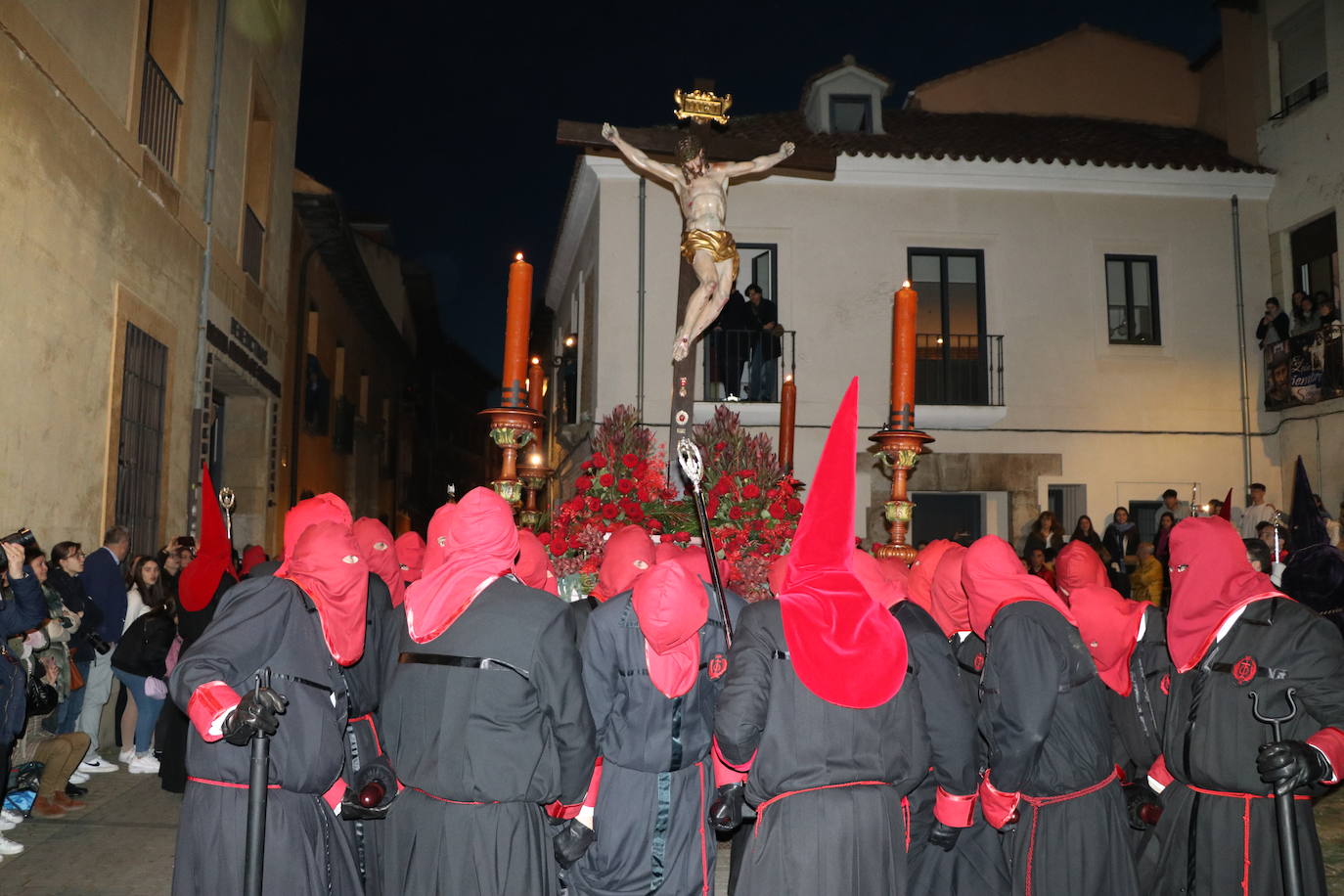 León se funde con la redención