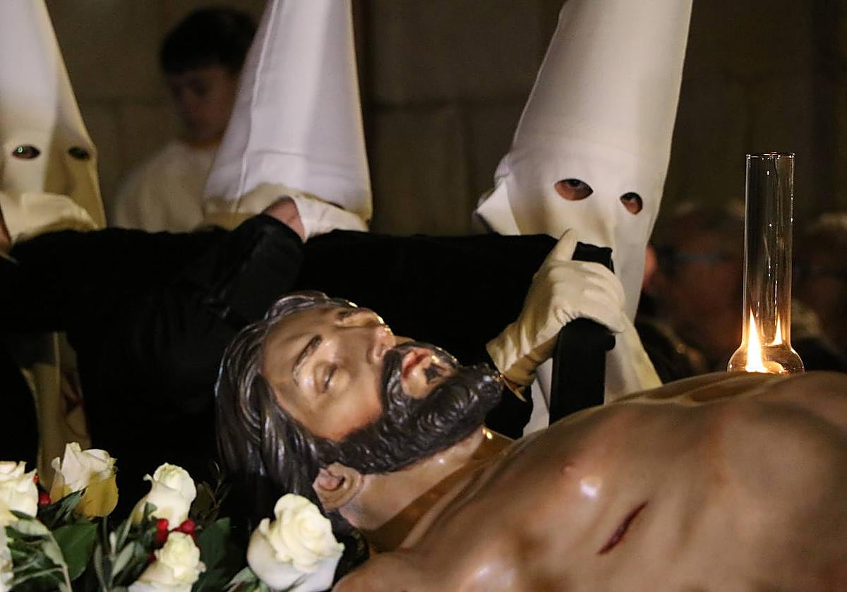 Pasto titular de la cofradía que sale sobre parihuela en Lunes Santo.