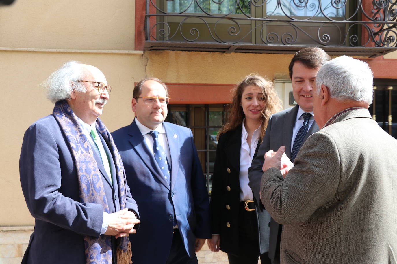 El presidente de la Junta participa en la apertura de la Casa de la Poesía-Fondo Cultural Antonio Colinas de La Bañeza