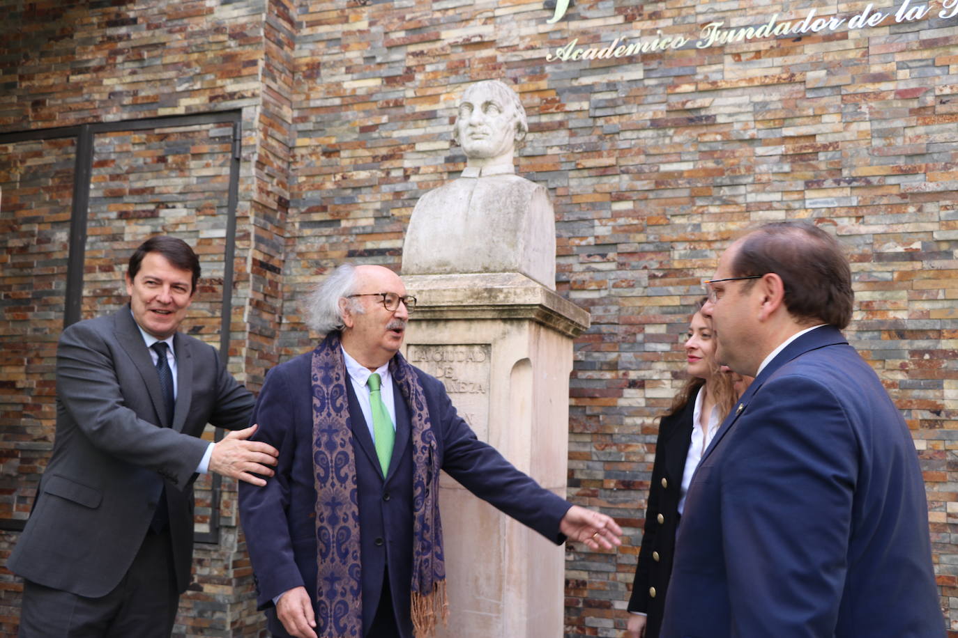 El presidente de la Junta participa en la apertura de la Casa de la Poesía-Fondo Cultural Antonio Colinas de La Bañeza