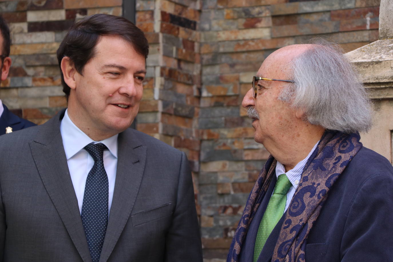 El presidente de la Junta participa en la apertura de la Casa de la Poesía-Fondo Cultural Antonio Colinas de La Bañeza
