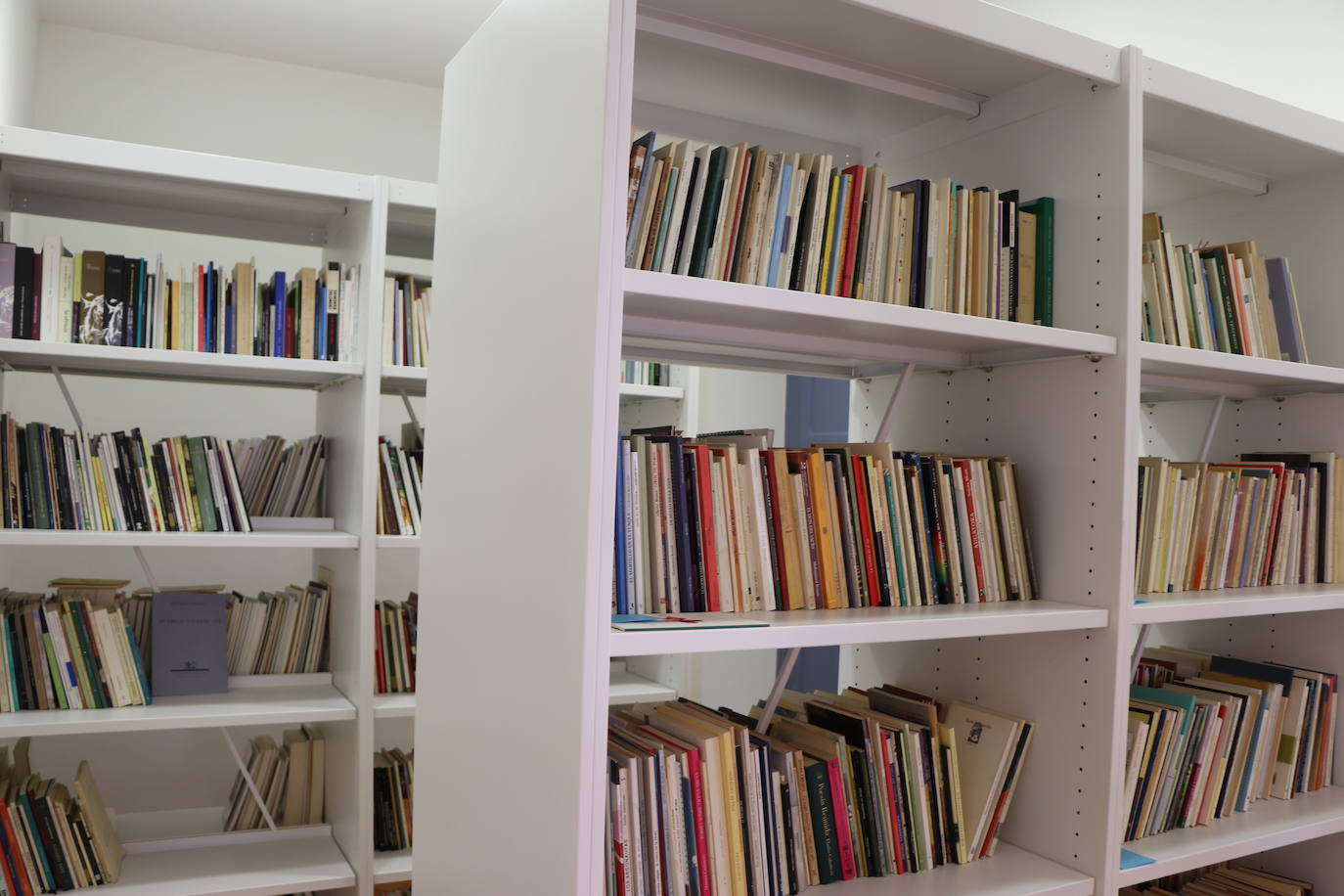 El presidente de la Junta participa en la apertura de la Casa de la Poesía-Fondo Cultural Antonio Colinas de La Bañeza