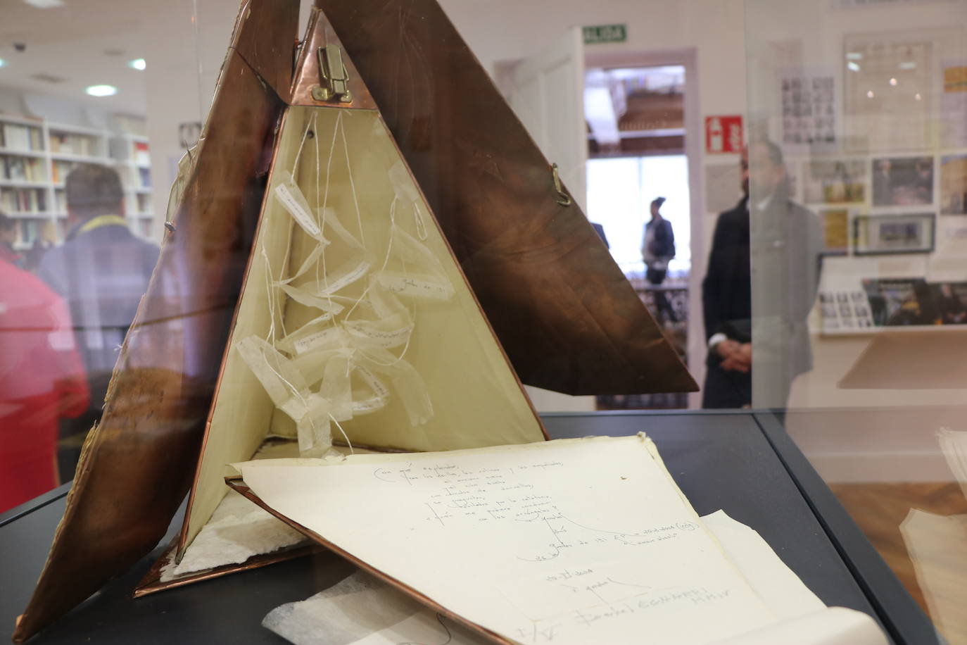 El presidente de la Junta participa en la apertura de la Casa de la Poesía-Fondo Cultural Antonio Colinas de La Bañeza