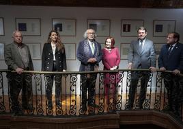 El presidente de la Junta, Alfonso Fernández Mañueco y el consejero de Cultura, Gonzalo Santonja, entre otras autoridades, participan en el acto de apertura de la Casa de la Poesía-Fondo Cultural Antonio Colinas de La Bañeza (León)