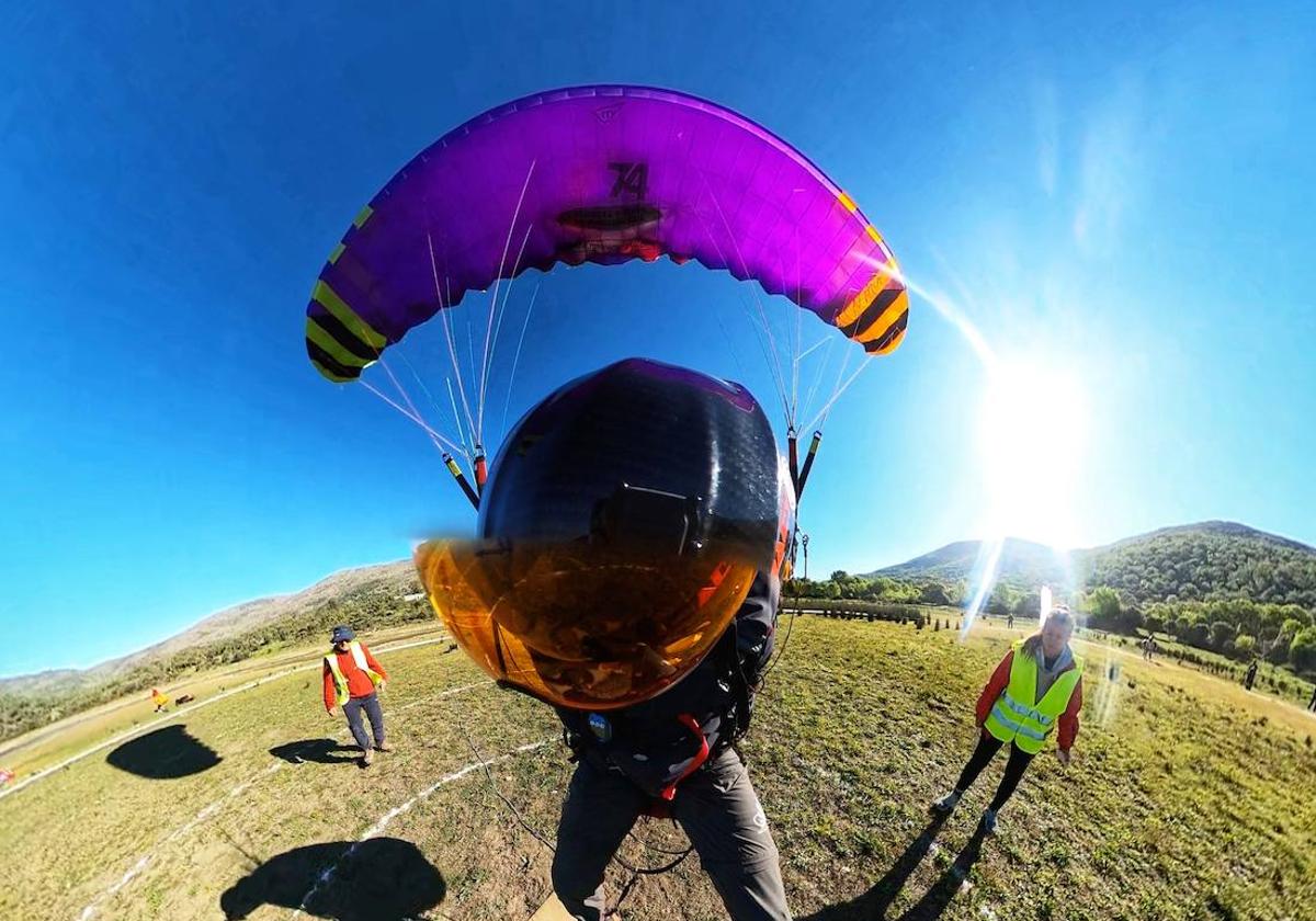 El leonés 'Moncho' se proclama campeón de España de parapente.