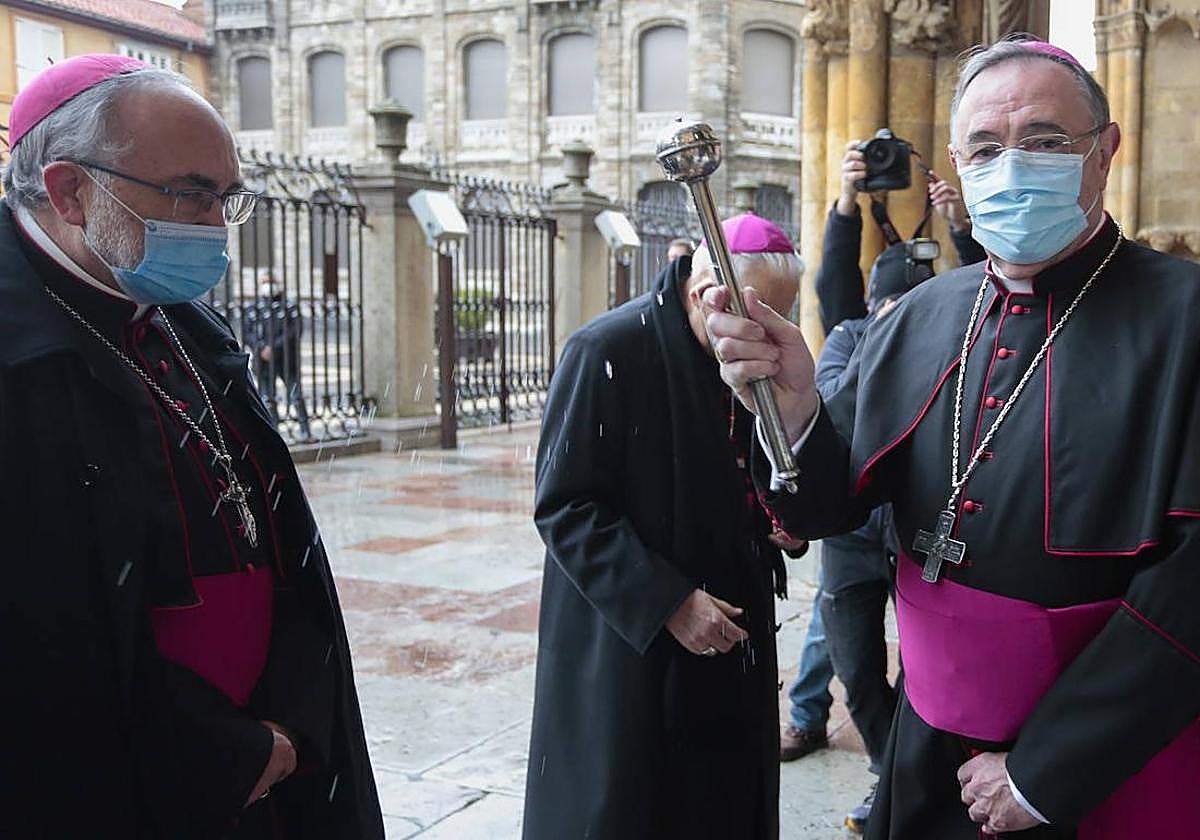 EL obispo de León, Luis Ángel de las Heras, recibirá a los internos que participan en la procesión del Perdón.