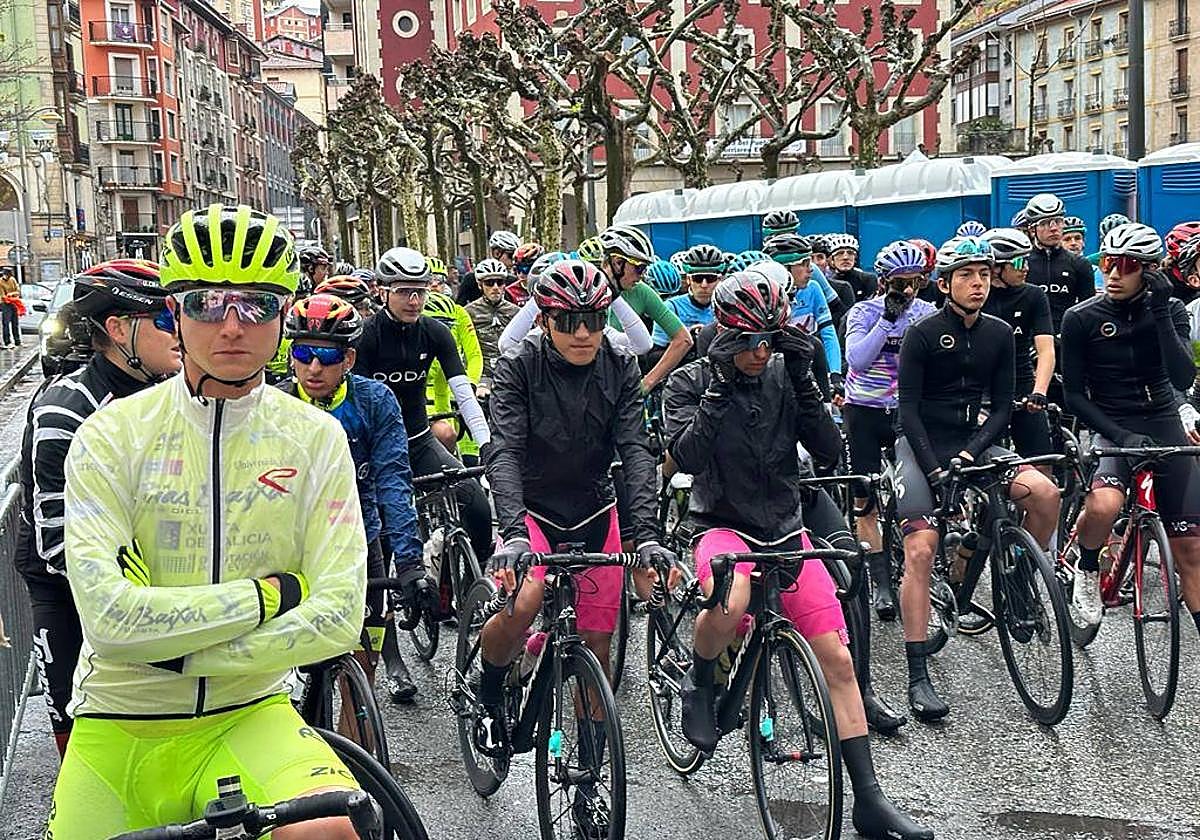 Los corredores de Maglia se preparan para la salida.