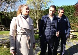 La presidenta provincial del PP de León, Ester Muñoz, presenta al candidato a la Alcaldía de Bembibre, Jorge Blanco.