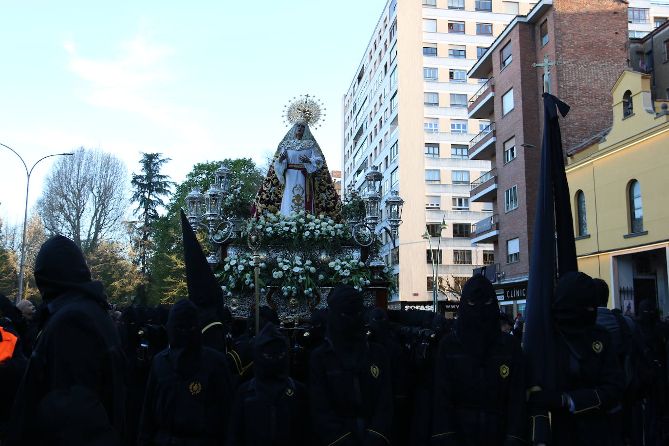 León, mira el dolor de la Madre