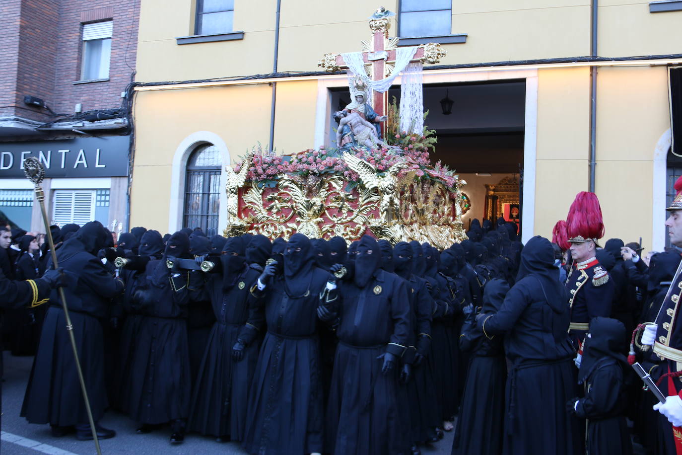 León, mira el dolor de la Madre